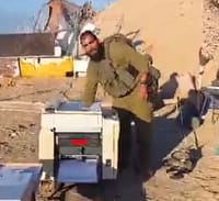 צפו: חסידי חב"ד מדפיסים את ספר התניא בעזה