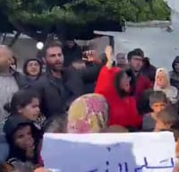 צפו: עזתים מפגינים בעד שחרור חטופים