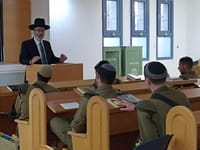 לאחר שהשתחרר: המועמד הסרוג לרבנות הרביץ תורה לחיילים