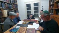 המנהיג החרדי התפלל עם הורי התצפיתניות החטופות