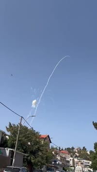 למעלה מ-100 רקטות לצפון; שני פצועים קל מרסיסים