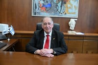יונה יהב בכיסא ראש העיר (ראובן כהן, דוברות עיריית חיפה)