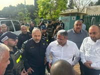 השר לביטחון לאומי, איתמר בן גביר ומפקד מחוז מרכז, ניצב אבי ביטון בזירת הפיגוע ברמלה