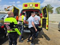 פועל נפל מגובה במפעל בחבל מודיעין, מצבו קשה