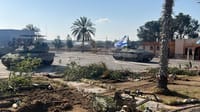 צפו: רגע כיבוש מעבר רפיח ותקיעת דגל ישראל