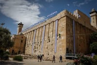 אחת התמונות האחרונות שצילם עבור סוכנות פלאש90 – מערת המכפלה מוכנה ליום העצמאות.