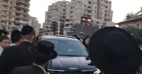 עשרות חרדים תקפו את רכבו של גולדקנופף. צפו