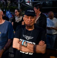 הרמטכ"ל לשעבר דן חלוץ נשכב על הכביש בהפגנה ופונה בכוח