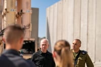 שוב מתקפל? גלנט: "אנחנו לא רוצים מלחמה"