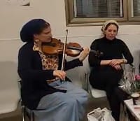 מרגש: רחל גולדברג מנגנת לפצועי ההיתקלות בה נפל בעלה