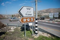 הסכנה הגדולה על ציר גלעד: מאות בתים בלתי חוקיים צמודים לכביש