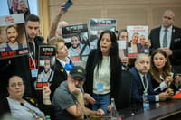 "משתיקים משפחות חטופים": עינב צנגאוקר לא הורשתה להיכנס לכנסת