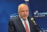 ליברמן חשף: ישראל העבירה נשק למשפחות פשע בעזה