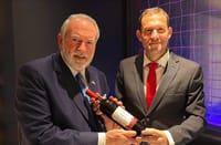מייק האקבי ליוסי דגן: "מצפה לשוב ליהודה ושומרון"