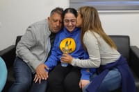 צפו: רגעים של אושר באיחוד המשפחות עם החטופות