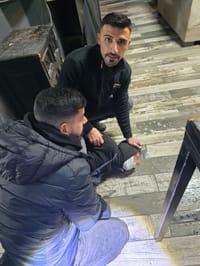 באר שבע: שוטרים עצרו על חם חשודים בפריצה לפאב. צפו