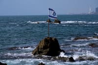 אישה כבת שבעים טבעה בחוף הילטון: מצבה אנוש
