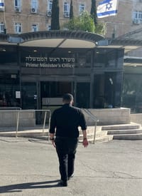 ניסיון אחרון? אלמוג כהן נכנס לשיחה דחופה אצל נתניהו