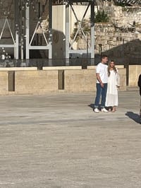שבוע לפני החתונה: אבנר נתניהו בצילומים בכותל המערבי