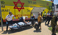 באוטובוס-אמבולנס: כך מפונים המאושפזים מסורוקה לבתי חולים אחרים
