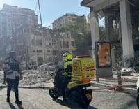 חולון: גבר ואישה כבני 80 נפצעו באורח קשה