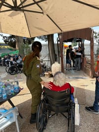 צפו: כך חילצו השוטרים קשישה מזירת פגיעת הטיל