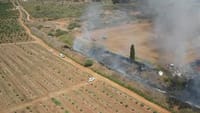 שריפת פסולת נרחבת סמוך לרחובות, נזק נגרם לרכבים ומבנים