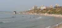 מגובה של 12 מטרים: גבר נפל מצוק בחוף בנתניה, מצבו קשה