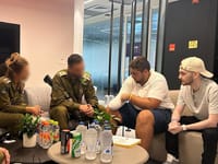 מרגש: החטוף בר קופרשטיין נפגש עם מפקדו מה-7 באוקטובר