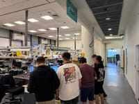 כבר לא נגרים וספרים: בני נוער לומדים לתקן סמארטפונים