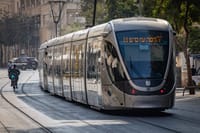 כאוס בירושלים: מפגינים חוסמים את הרכבת הקלה