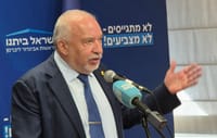שאלנו את ליברמן: האם תעבור על החוק?