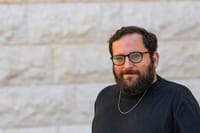 דרישה להרחקה ממשרד רה"מ. אוריך