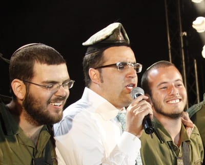 מה מה מה: צפו איך שוואקי מרים את אפרת