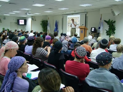 לומדים על בית הכנסת: מאות הגיעו לימי העיון במכון לנדר