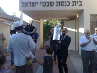 קיבוץ נוסף החליט שהוא צריך בית כנסת