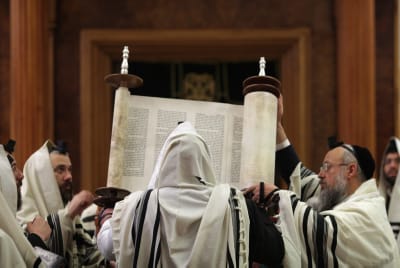 האם הגבאי עושק אתכם? כמה עולה מקום בבתי הכנסת בארץ?