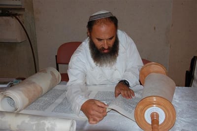 עתניאל: טקס הכנסת ספר תורה שכתב הרב רא"ם הכהן במו ידיו