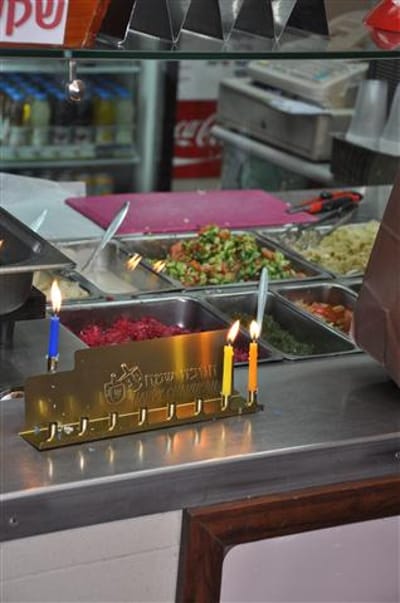 מאירים את העיר: מבצע הדלקת חנוכיות בחנויות בתל אביב