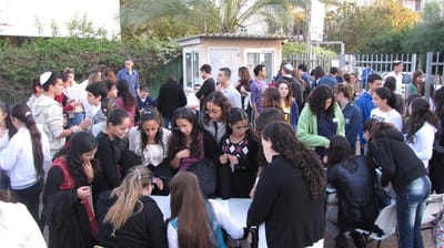 בני נוער עזבו את הפייסבוק בשביל תפילת שבת משותפת