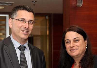 שר החינוך: ללמד על גיבורי תרבות ולא על כוכבי ריאליטי