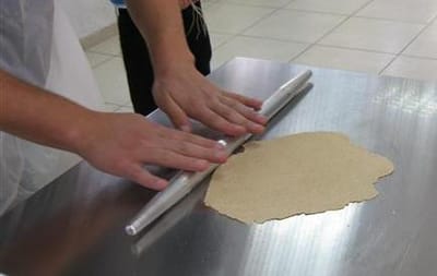 גלרית תמונות ענקית: איך אופים מצות עבודת יד
