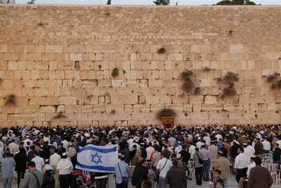 בתפילה חגיגית נצבע הכותל המערבי בכחול ולבן