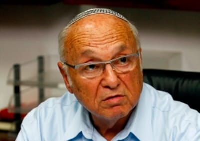 מתפללים לשר נאמן: אין לך בושה להראות את פניך כאן?!