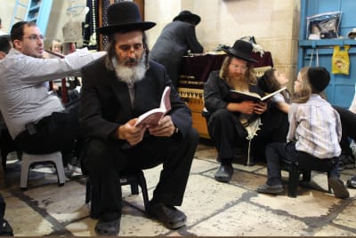 צום החמישי: דיני ומנהגי תשעה באב שחל במוצאי שבת