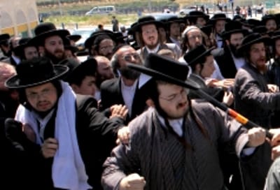עשרות חרדים הפגינו מול בית הספר לבנות בבית שמש
