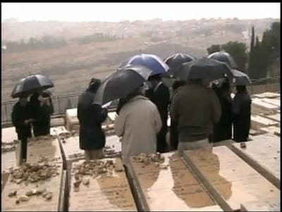 צפו בבושה: בקושי מניין באזכרה לרב שלמה גורן זצ"ל