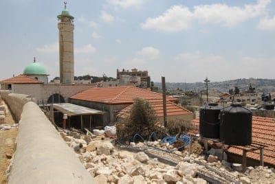 בונים מסגד מטרים ספורים מקברו של מנחם בגין