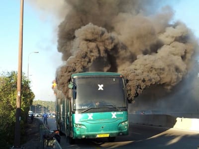 תמונות: האוטובוס שעלה באש בכביש מספר 1