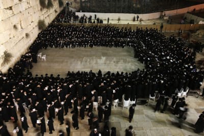שידור חי מרחבת הכותל: התפילות לרפואת הרב אלישיב